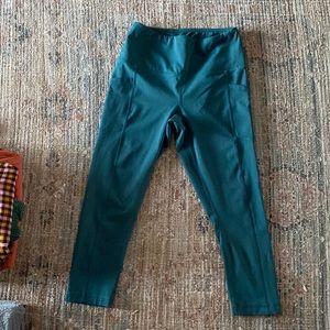Cropped emerald green leggings with pockets